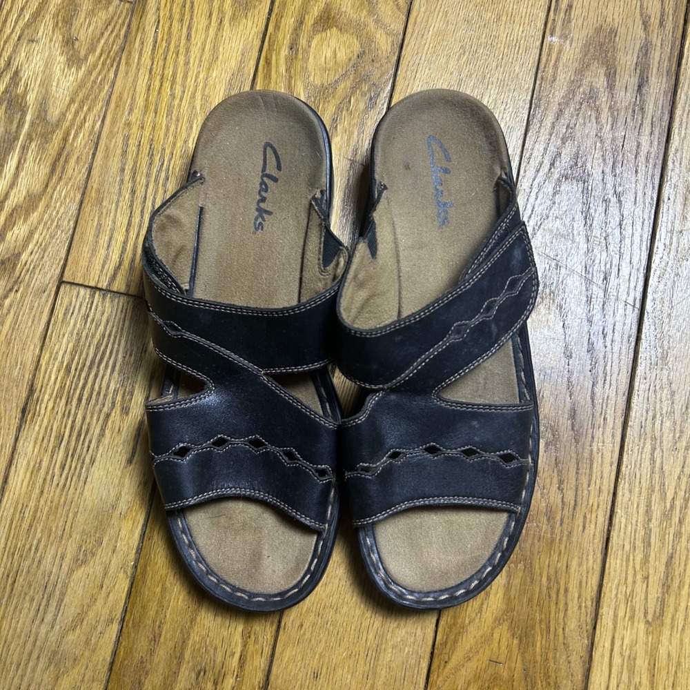 Clarks‎ Womens Black Leather Slide Sandals Wide Width 9W Scalloped Straps 78951